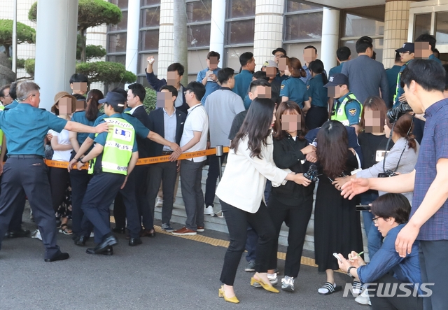 【제주=뉴시스】우장호 기자 = '제주 전 남편 살해 사건' 피의자 고유정(36)이 12일 오전 제주 동부경찰서에서 제주지검으로 송치되는 가운데 피해자 가족들의 격렬한 항의를 받고 있다. 경찰에 따르면 고씨는 지난달 25일 제주시 조천읍의 한 펜션에서 피해자 강모(36)씨를 살해하고 시신을 유기한 혐의를 받고 있다. 2019.06.12.    woo1223@newsis.com