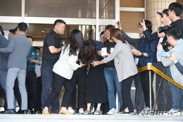 【제주=뉴시스】우장호 기자 = '제주 전 남편 살해 사건' 피의자 고유정(36)이 12일 오전 제주 동부경찰서에서 제주지검으로 송치되고 있다. 경찰에 따르면 고씨는 지난달 25일 제주시 조천읍의 한 펜션에서 피해자 강모(36)씨를 살해하고 시신을 유기한 혐의를 받고 있다. 2019.06.12.  woo1223@newsis.com