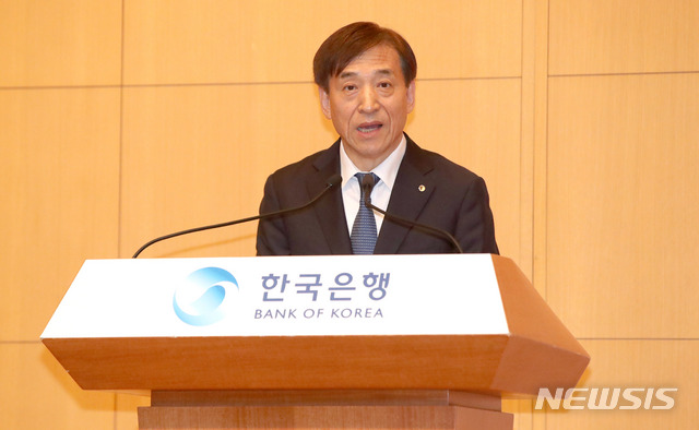 【서울=뉴시스】김선웅 기자 = 12일 서울 중구 부영태평빌딩에서 열린 한국은행 창립 69주년 기념식에서 이주열 총재가 기념사를 하고 있다. 2019.06.12. mangusta@newsis.com