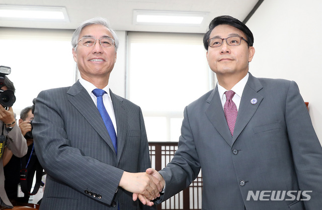 【서울=뉴시스】이종철 기자 = 12일 서울 여의도 국회에서 윤상현 외교통일위원장이 추궈홍(邱國洪) 주한 중국 대사 면담하고 사드, 화웨이, 게임판호 등 현황관련 의견을 나누기전 악수를 하고 있다. 2019.06.12. jc4321@newsis.com