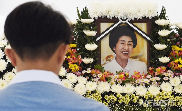 【대전=뉴시스】함형서 기자 = 12일 오전 대전 서구 둔산동 대전시청 북문광장에 故 이희호 여사 분향소가 설치되어 시민들이 고인을 추모하고 있다. 2019.06.12.foodwork23@newsis.com