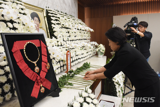 【서울=뉴시스】박주성 기자 = 전두환 전 대통령의 부인 이순자 여사가 12일 오전 서울 서대문구 신촌 세브란스병원 장례식장에 마련된 고(故) 김대중 전 대통령 부인 이희호 여사 빈소를 찾아 조문하고 있다. 2019.06.12. photo@newsis.com