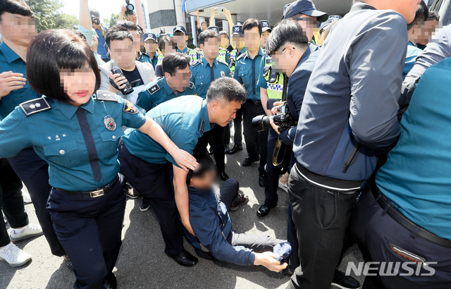 【제주=뉴시스】우장호 기자 = '제주 전 남편 살해 사건' 피의자 고유정(36)이 12일 오전 제주 동부경찰서에서 제주지검으로 송치된 가운데 피해자 유가족이 호송차를 막아서고 있다. 경찰에 따르면 고씨는 지난달 25일 제주시 조천읍의 한 펜션에서 피해자 강모(36)씨를 살해하고 시신을 유기한 혐의를 받고 있다. 2019.06.12.  woo1223@newsis.com