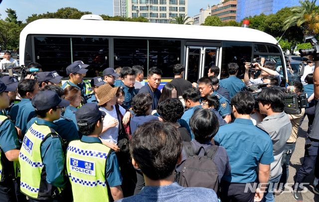 【제주=뉴시스】우장호 기자 = '제주 전 남편 살해 사건' 피의자 고유정(36)이 12일 오전 제주 동부경찰서에서 제주지검으로 송치된 가운데 피해자 가족들이 호송차를 막아서고 있다. 경찰에 따르면 고씨는 지난달 25일 제주시 조천읍의 한 펜션에서 피해자 강모(36)씨를 살해하고 시신을 유기한 혐의를 받고 있다. 2019.06.12.&nbsp; woo1223@newsis.com