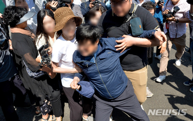 【제주=뉴시스】우장호 기자 = '제주 전 남편 살해 사건' 피의자 고유정(36)이 12일 오전 제주 동부경찰서에서 제주지검으로 송치되고 있다. 경찰에 따르면 고씨는 지난달 25일 제주시 조천읍의 한 펜션에서 피해자 강모(36)씨를 살해하고 시신을 유기한 혐의를 받고 있다. 2019.06.12. woo1223@newsis.com