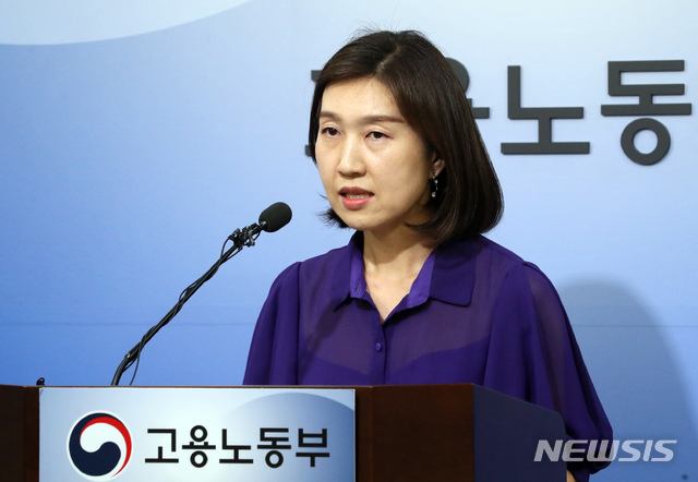 【세종=뉴시스】강종민 기자 = 고용노동부 일자리 안정자금 지원추진단 조정숙 팀장이 12일 오전 정부세종청사에서 일자리 안정자금 제도를 하반기에 개편, 운영상 미비점 보완과 안정자금이 꼭 필요한 사업주에게 지원될 수 있도록 하겠다고 밝히고 있다. 2019.06.12.&nbsp; ppkjm@newsis.com