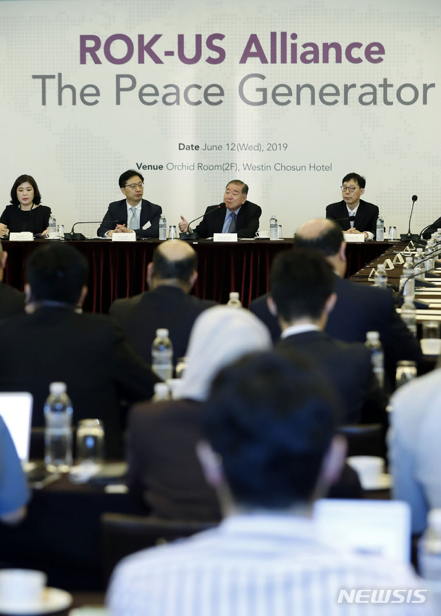 【서울=뉴시스】최동준 기자 = 12일 서울 중구 웨스틴조선호텔에서 외교부, 세종 미국연구센터 주최로 열린 '평화를 창출하는 한미동맹' 세미나에서 문정인 대통령 통일외교안보특보가 기조연설을 하고 있다. 2019.06.12. photocdj@newsis.com