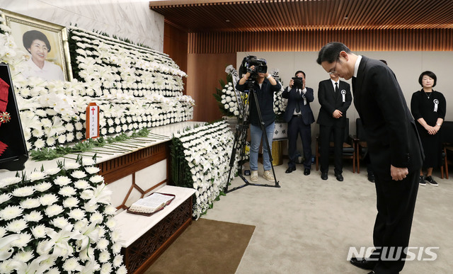 【서울=뉴시스】박주성 기자 = 이재용 삼성전자 부회장이 12일 오전 서울 서대문구 신촌세브란스병원 장례식장에 마련된 김대중 전 대통령 부인 고(故) 이희호 여사의 빈소에서 조문을 하고 있다. 2019.06.12. photo@newsis.com·