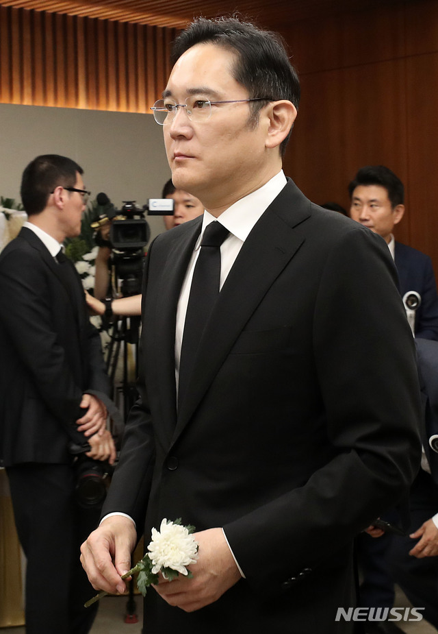 【서울=뉴시스】박주성 기자 = 이재용 삼성전자 부회장이 12일 오전 서울 서대문구 신촌세브란스병원 장례식장에 마련된 김대중 전 대통령 부인 고(故) 이희호 여사의 빈소에서 조문을 하고 있다. 2019.06.12. photo@newsis.com·