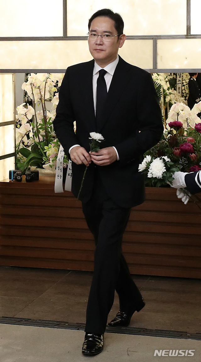 【서울=뉴시스】박주성 기자 = 이재용 삼성전자 부회장이 12일 오전 서울 서대문구 신촌세브란스병원 장례식장에 마련된 김대중 전 대통령 부인 고(故) 이희호 여사의 빈소에서 조문을 하고 있다. 2019.06.12. photo@newsis.com·