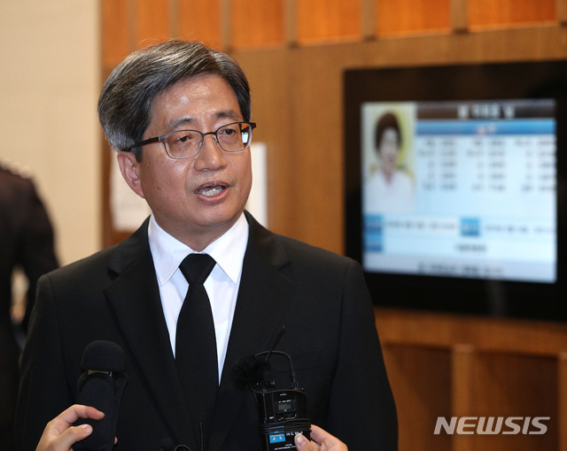【서울=뉴시스】박주성 기자 = 김명수 대법원장이 12일 오전 서울 서대문구 신촌세브란스병원 고 이희호 여사의 빈소 조문을 마친 후 취재진 질문에 답하고 있다. 2019.06.12. photo@newsis.om