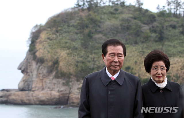 【서울=뉴시스】김대중 평화센터가 지난 10일 숙환으로 별세한 이희호 여사의 생애 사진을 12일 공개했다. 사진은 2009년 하의도 큰바위 얼굴 앞에서 기념촬영하는 김대중 전 대통령과 이희호 여사. 이희호 여사의 발인은 오는 14일 오전 6시이며 같은 날 오전 7시 서울 창천교회에서 장례예배가 열린다. 장지는 서울 동작구 국립현충원이다. 2019.06.12. (사진=김대중평화센터 제공) photo@newsis.com