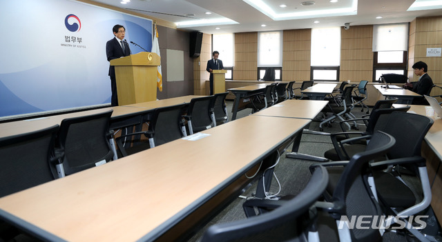 【과천=뉴시스】최동준 기자 = 박상기 법무부 장관이 지난 12일 경기 정부과천청사 법무부에서 검찰과거사위원회 진상조사 활동 종료 언론 브리핑을 하고 있다. 2019.06.12. photo@newsis.com