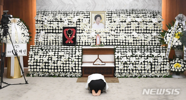 【서울=뉴시스】김선웅 기자 = 12일 서울 서대문구 신촌세브란스 장례식장에 마련된 故 김대중 전 대통령 영부인 故 이희호 여사의 빈소에서 한 조문객이 조문을 하고 있다. 2019.06.12. photo@newsis.com
