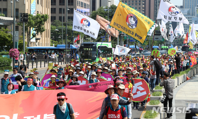 【서울=뉴시스】이영환 기자 = 12일 오후 서울 중구 파이낸스빌딩 앞에서 열린 '전국교직원노동조합(전교조) 법외노조 취소 거부하는 문재인 정부 규탄 전국교사결의대회'에서 참석자들이 청와대 방향으로 행진을 하고 있다. 2019.06.12.&nbsp; 20hwan@newsis.com 