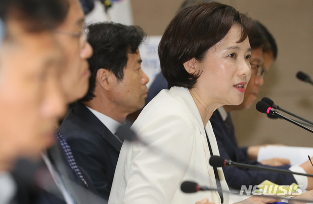 【세종=뉴시스】강종민 기자 = 유은혜 부총리 겸 교육부 장관이 12일 세종시 어진동 정부세종컨벤션센터에서 열린 ‘2019년도 지방교육재정전략회의’에서 모두발언을 하고 있다. 이번 회의에서 교육부와 시·도교육청은 지방교육재정의 효과적 운영방안과 재정투자 방향, 재정 관련 쟁점 등을 논의한다. 2019.06.12.&nbsp; ppkjm@newsis.com