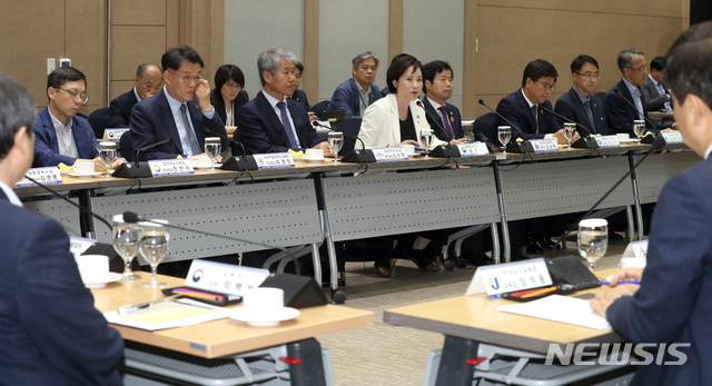 【세종=뉴시스】강종민 기자 = 유은혜 부총리 겸 교육부 장관이 12일 세종시 어진동 정부세종컨벤션센터에서 열린 ‘2019년도 지방교육재정전략회의’에서 모두발언을 하고 있다. 이번 회의에서 교육부와 시·도교육청은 지방교육재정의 효과적 운영방안과 재정투자 방향, 재정 관련 쟁점 등을 논의한다. 2019.06.12. ppkjm@newsis.com