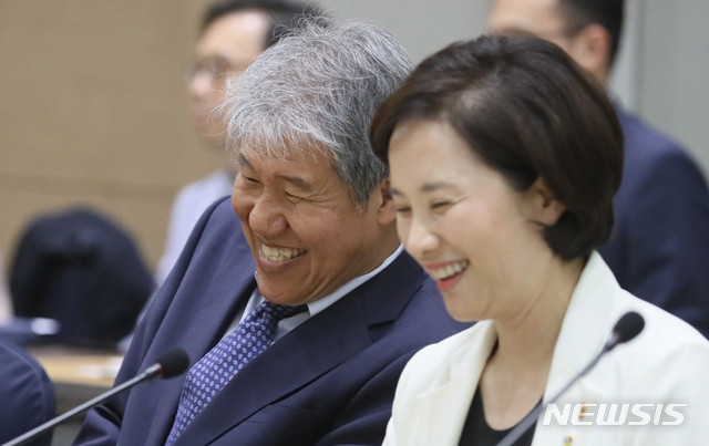 【세종=뉴시스】강종민 기자 = 유은혜 부총리 겸 교육부 장관과 김수현 청와대 정책실장이 12일 세종시 어진동 정부세종컨벤션센터에서 열린 ‘2019년도 지방교육재정전략회의’에서 만나 밝은 미소를 짓고 있다. 이번 회의에서 교육부와 시·도교육청은 지방교육재정의 효과적 운영방안과 재정투자 방향, 재정 관련 쟁점 등을 논의한다. 2019.06.12.&nbsp; ppkjm@newsis.com