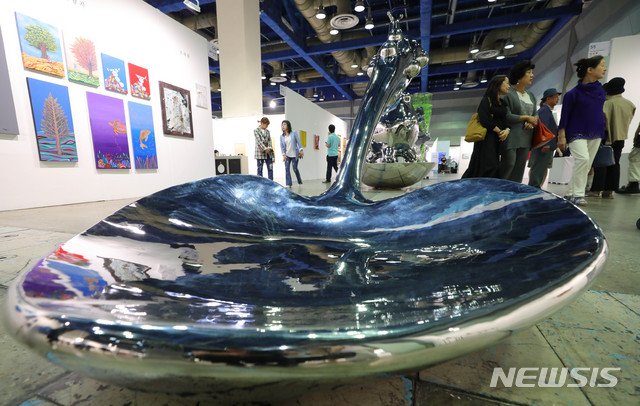【서울=뉴시스】배훈식 기자 = 12일 오후 서울 강남구 코엑스에서 열린 조형아트서울 2019를 찾은 시민들이 전시 작품을 감상하고 있다. 2019.06.12.dahora83@newsis.com