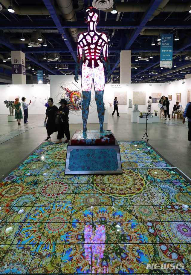 【서울=뉴시스】배훈식 기자 = 12일 오후 서울 강남구 코엑스에서 열린 조형아트서울 2019를 찾은 시민들이 전시 작품을 감상하고 있다. 2019.06.12.dahora83@newsis.com