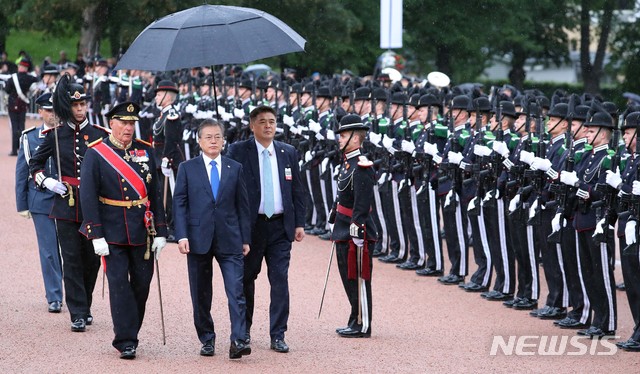 【오슬로(노르웨이)=뉴시스】전신 기자 = 노르웨이를 국빈 방문 중인 문재인 대통령이 12일 오슬로 노르웨이 왕궁 광장에서 열린 공식환영식에서 하랄 5세 국왕과 함께 의장대를 사열하고 있다. 2019.06.12. photo1006@newsis.com