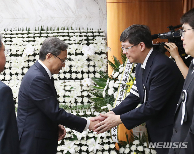 【서울=뉴시스】이영환 기자 = 유남석 헌법재판소장이 12일 오후 서울 서대문구 신촌세브란스병원 장례식장에 마련된 고 이희호 여사 빈소를 찾아 조문을 마치고 고인의 3남 김홍걸 민화협 대표상임의장과 악수를 하고 있다. 2019.06.12.&nbsp; photo@newsis.com