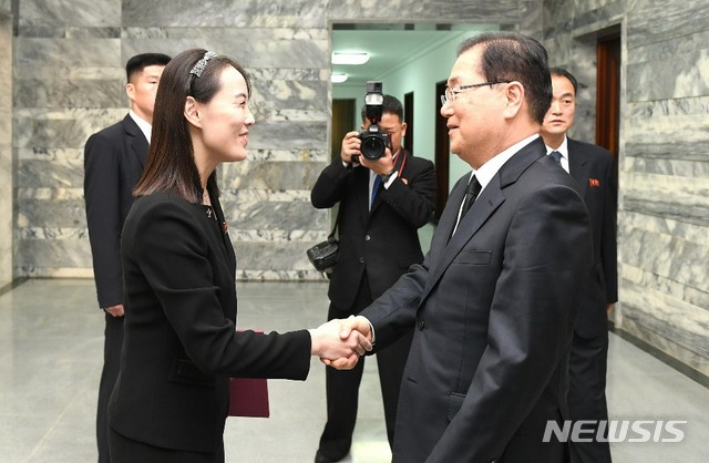 【파주=뉴시스】김진아 기자 = 정의용 청와대 국가안보실장이 12일 오후 경기도 판문점 북측 지역인 통일각에서 김여정 노동당 선전선동부 제1부부장으로부터 고 이희호 여사 조화를 전달 받기 위해 인사를 나누고 있다. 2019.06.12. (사진=통일부 제공) photo@newsis.com