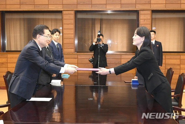 【서울=뉴시스】이영환 기자 = 정의용 청와대 국가안보실장이 12일 오후 경기도 판문점 북측 지역인 통일각에서 김여정 노동당 선전선동부 제1부부장으로부터 고 이희호 여사 조의문을 전달 받고 있다. 2019.06.12. (사진=통일부 제공)&nbsp; photo@newsis.com 