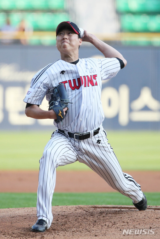 【서울=뉴시스】 고범준 기자 = 12일 오후 서울 송파구 잠실야구장에서 열린 '2019 신한은행 MY CAR KBO리그' LG 트윈스-롯데 자이언츠 경기, 1회초 LG 선발 차우찬이 역투하고 있다. 2019.06.12.   bjko@newsis.com
