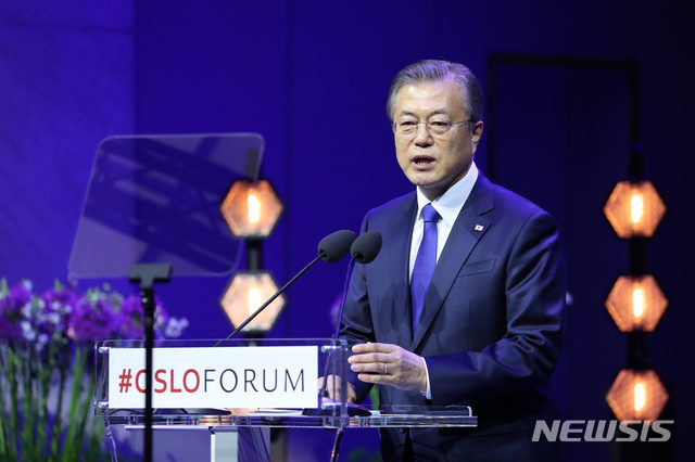 【오슬로(노르웨이)=뉴시스】전신 기자 = 노르웨이를 국빈 방문 중인 문재인 대통령이 12일 오슬로 대학교 법대 대강당에서 열린 오슬로 포럼에서 기조연설을 통해 한반도 항구적 평화 정착을 위한 우리 정부의 노력에 대해 설명하며 국제사회의 지지를 당부하고 있다. 2019.06.12. photo1006@newsis.com