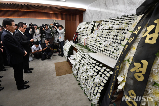 【서울=뉴시스】이영환 기자 = 정의용 청와대 국가안보실장과 장례부위원장인 민주평화당 박지원 의원이 12일 오후 서울 서대문구 신촌세브란스병원 장례식장에 마련된 고 이희호 여사 빈소에서 김정은 북한 국무위원장이 보낸 조화를 전달하고 조의문을 읽고 있다. 2019.06.12.  photo@newsis.com