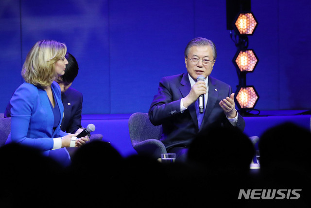 【오슬로(노르웨이)=뉴시스】전신 기자 = 노르웨이를 국빈 방문 중인 문재인 대통령이 12일 오슬로 대학교 법대 대강당에서 열린 오슬로 포럼에서 기조연설 마치고 질의응답을 하고 있다. 2019.06.12. photo1006@newsis.com