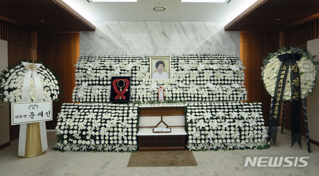 【서울=뉴시스】이영환 기자 = 12일 오후 서울 서대문구 신촌세브란스병원 장례식장에 마련된 고 이희호 여사 빈소에 문재인 대통령과 북한 김정은 국무위원장의 조화가 놓여 있다. 2019.06.12. photo@newsis.com