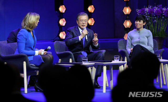 【오슬로(노르웨이)=뉴시스】전신 기자 = 노르웨이를 국빈 방문 중인 문재인 대통령이 12일 오슬로 대학교 법대 대강당에서 열린 오슬로 포럼에서 기조연설을 마친 후 BBC 서울특파원 로라 비커의 질문에 답변하고 있다. 2019.06.12.&nbsp; photo1006@newsis.com