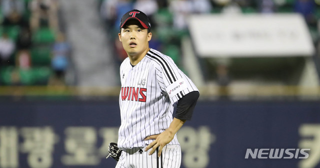 【서울=뉴시스】 고범준 기자 = 12일 오후 서울 송파구 잠실야구장에서 열린 '2019 신한은행 MY CAR KBO리그' LG 트윈스-롯데 자이언츠 경기, 8회초 1사 2,3루 롯데 전준우에게 볼넷을 허용한 LG 임찬규가 아쉬운 표정을 짓고 있다. 2019.06.12.&nbsp; bjko@newsis.com