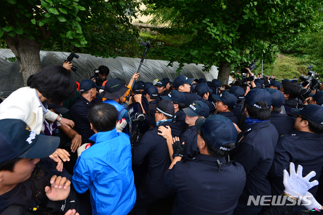 【밀양=뉴시스】강경국 기자 = 지난 2013년 10월2일 오전 경남 밀양지역 송전탑 공사가 재개한 가운데 단장면 미촌리 건설 4공구 현장 앞 주민들이 설치한 움막 철거 행정대집행 반대에 나선 반대 주민과 경찰, 밀양시가 대치하고 있다. 2013.10.02. kgkang@newsis.com