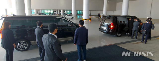 【인천공항=뉴시스】홍찬선 기자 =지난달 30일(한국시간) 헝가리 부다페스트 다뉴브강에서 유람선 허블레아니호에 탔다가 참변을 당한 우리 국민의 유해가 13일 오전 인천공항을 통해 고국의 품으로 돌아왔다. 이날 도착한 유가족들이 검정색 승합차에 나눠타고 공항을 나서고 있다. 2019.06.13. mania@newsis.com