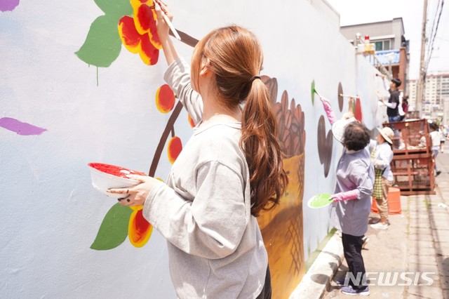 【대구=뉴시스】이은혜 기자 = 대구시 남구 대명9동 우리마을 교육나눔사업 추진위원회는 지역 노년층, 학교 밖 청소년 등이 참여한 '꿈꾸는 청소년, 대명9동을 그리다' 사업을 통해 벽화를 완성했다고 13일 밝혔다. 2019.06.13. (사진=대구시 남구청 제공) photo@newsis.com