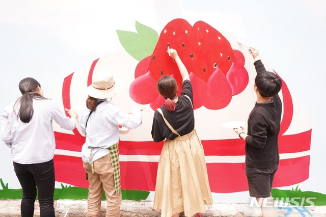 【대구=뉴시스】이은혜 기자 = 대구시 남구 대명9동 우리마을 교육나눔사업 추진위원회는 지역 노년층, 학교 밖 청소년 등이 참여한 '꿈꾸는 청소년, 대명9동을 그리다' 사업을 통해 벽화를 완성했다고 13일 밝혔다. 2019.06.13. (사진=대구시 남구청 제공) photo@newsis.com