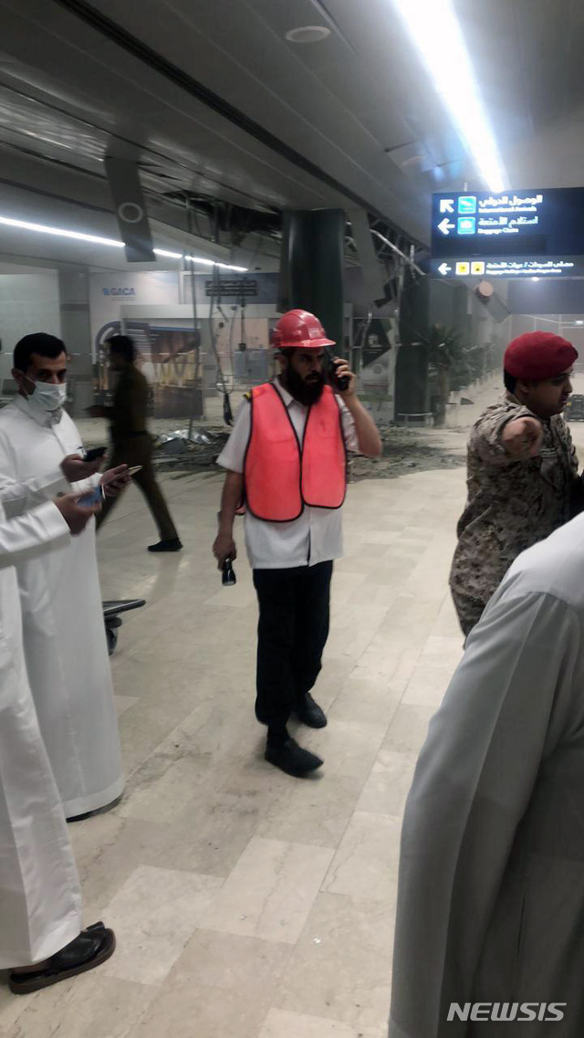 【아바(사우디아라비아)=AP/뉴시스】예멘 후티 반군은 12일(현지시간) 사우디아라비아 아바공항을 미사일로 공격했다. 사진은 사우디 국영 SPA 통신이 공개한 공항 대합실에 떨어진 미사일 잔해. 2019.06.13