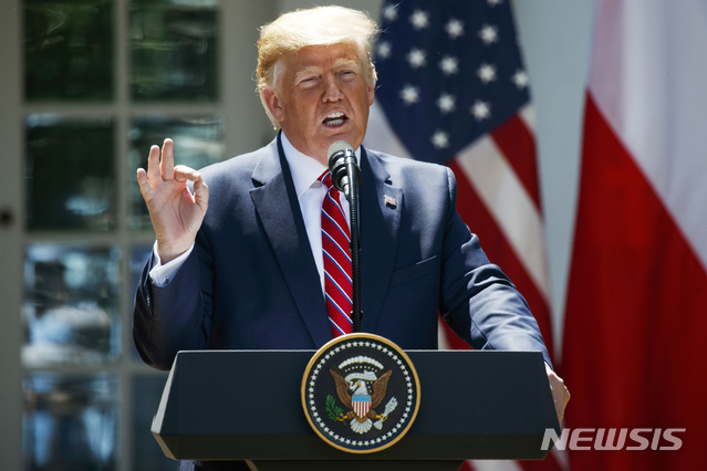 【워싱턴=AP/뉴시스】도널드 트럼프 미국 대통령이 12일(현지시간) 백악관 로즈가든에서 안제이 두다 폴란드 대통령과 공동 기자회견을 하고 있다. 트럼프 대통령은 기자회견에서 비핵화 협상을 비롯한 대북정책에 관해 "북한과 일정 기간 매우 잘해나갈 것"이라며 "서두르지 않는다"고 여유로운 모습을 보였다. 2019.06.13.