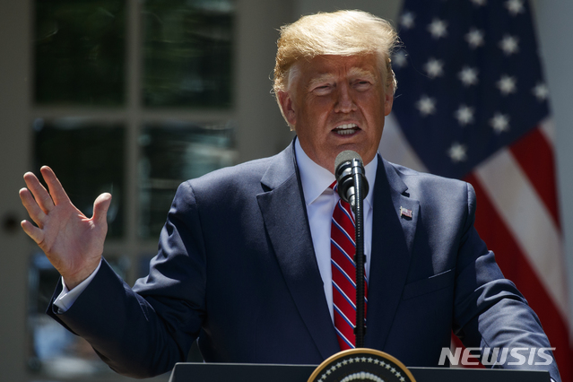 【워싱턴=AP/뉴시스】도널드 트럼프 미국 대통령이 12일(현지시간) 워싱턴 로즈가든에서 기자회견을 하고 있다. 2019.06.13. 
