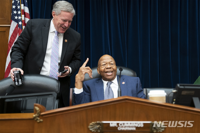 【워싱턴=AP/뉴시스】민주당이 장악하고 있는 미국 하원 정부감독개혁위원회는 6월12일(현지시간) 윌리엄 바 법무장관과 윌버 로스 상무장관에 대해 의회 모독죄 적용 결의안 표결을 강행했다. 사진은 위원회에서 발언하는 일라이자 커밍스 위원장(사진 가운데). 도널드 트럼프 대통령은 이번 주말 내내 트위터로 커밍스 위원장의 지역구인 볼티모어를 "역겹고 쥐와 설치류가 들끓는 난장판" 등으로 묘사하며 맹비난했다. 2019.07.29.