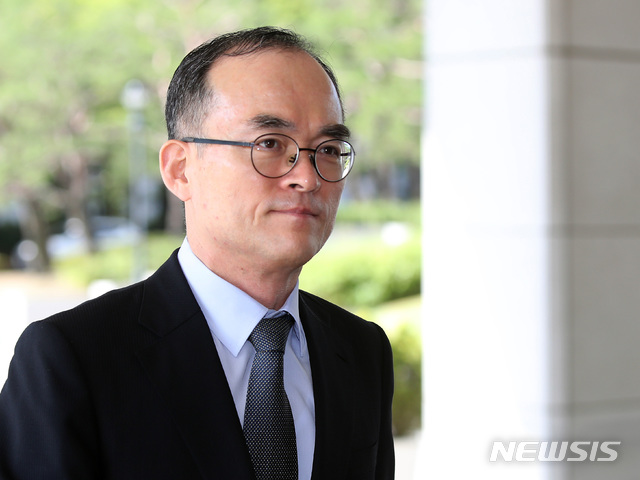 【서울=뉴시스】김선웅 기자 = 문무일 검찰총장이 지난 13일 서울 서초구 대검찰청으로 출근하고 있다. 2019.06.13. mangusta@newsis.com