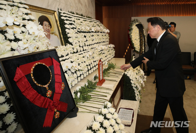 【서울=뉴시스】최동준 기자 = 최태원 SK 회장이 13일 오전 서울 서대문구 신촌세브란스병원 장례식장에 마련된 이희호 여사 빈소를 찾아 조문하고 있다. 2019.06.13.&nbsp; photo@newsis.com