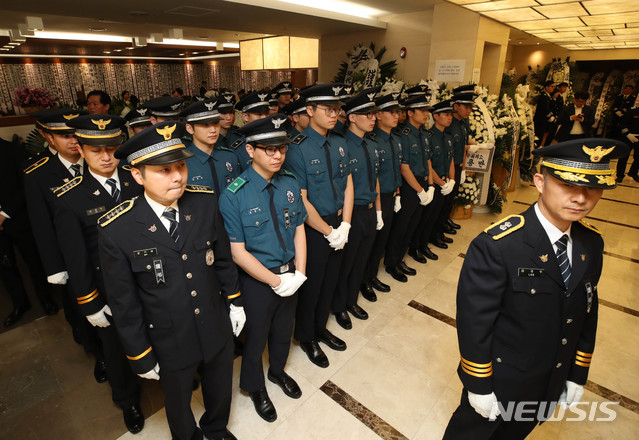 【서울=뉴시스】최동준 기자 = 13일 오전 서울 서대문구 신촌세브란스병원 장례식장에 마련된 이희호 여사 빈소에서 동교동 사저 경호팀 소속 경찰관들이 고인을 추모하고 있다. 2019.06.13.&nbsp; photo@newsis.com