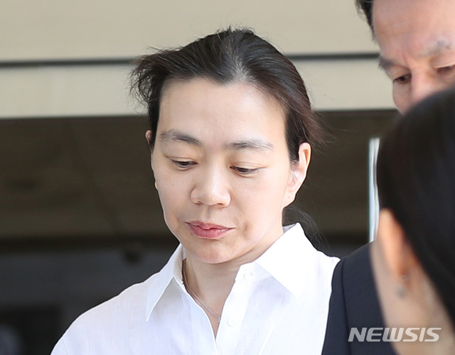 【인천=뉴시스】이영환 기자 = 국적기를 이용해 해외 명품 등을 몰래 들여온 혐의로 기소된 조현아 전 대한항공 부사장이 13일 오전 인천지방법원에서 열린 1심 선고공판을 마치고 법원을 나서고 있다. 2019.06.13.photo@newsis.com