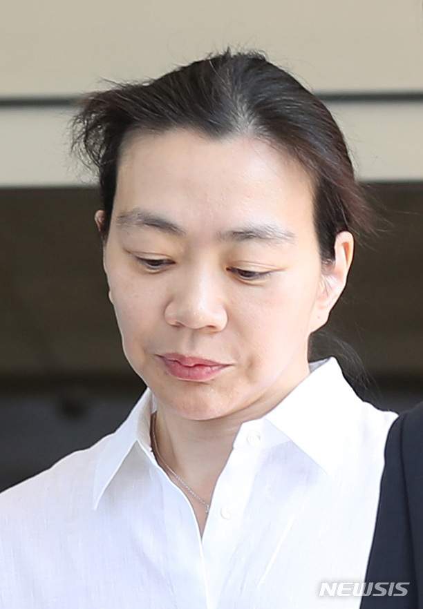 【인천=뉴시스】이영환 기자 = 국적기를 이용해 해외 명품 등을 몰래 들여온 혐의로 기소된 조현아 전 대한항공 부사장이 13일 오전 인천지방법원에서 열린 1심 선고공판을 마치고 법원을 나서고 있다.이날 재판부는 조 전 부사장에 대해 징역8개월에 집행유예 2년, 벌금 4백 80만원을 선고하고, 6천 3백여 만원의 추징을 명령했다. 2019.06.13.photo@newsis.com