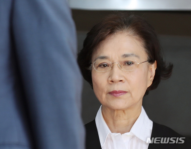 【인천=뉴시스】이영환 기자 = 국적기를 이용해 해외 명품 등을 몰래 들여온 혐의로 기소된 이명희 전 일우재단 이사장이 13일 오전 인천지방법원에서 열린 1심 선고공판을 마치고 법원을 나서고 있다. 이날 재판부는 이 전 이사장에게 징역 6개월에 집행유예 1년과 벌금 70만원을 선고하고 3700만원 추징을 명령했다. 2019.06.13. photo@newsis.com