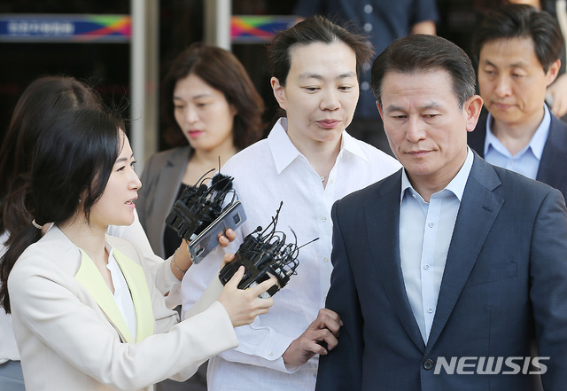 【인천=뉴시스】이영환 기자 = 국적기를 이용해 해외 명품 등을 몰래 들여온 혐의로 기소된 조현아 전 대한항공 부사장이 13일 오전 인천지방법원에서 열린 1심 선고공판을 마치고 법원을 나서고 있다. 이날 재판부는 조 전 부사장에 대해 징역8개월에 집행유예 2년, 벌금 4백 80만원을 선고하고, 6천 3백여 만원의 추징을 명령했다. 2019.06.13. photo@newsis.com